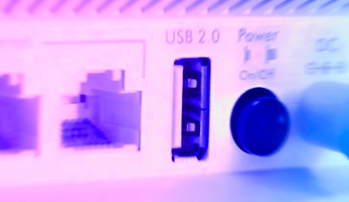 ¿Para qué sirve el puerto USB que se encuentra detrás del router?